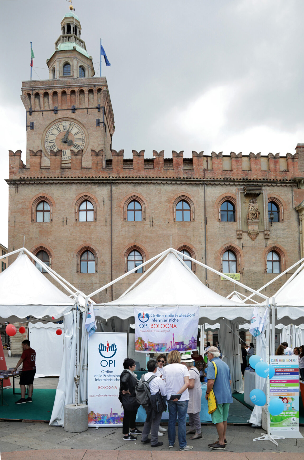 BOLOGNA, 24/05/2019. PIAZZA MAGGIORE. STRABOLOGNA. STAND OPI ORDINE PROFESSIONI INFERMIERISTICHE E STAND AZIENDA USL. FOTO PAOLO RIGHI