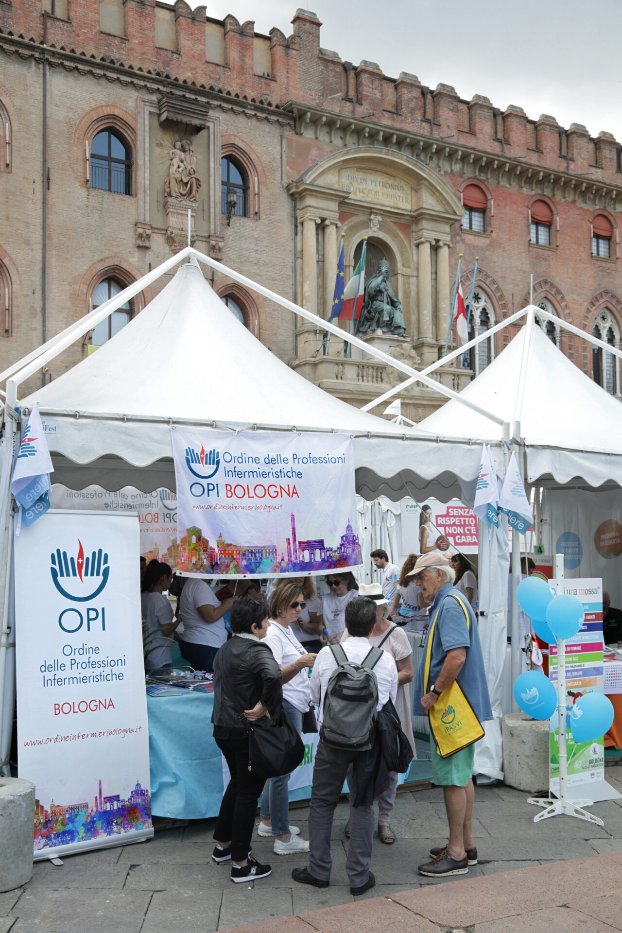 BOLOGNA, 24/05/2019. PIAZZA MAGGIORE. STRABOLOGNA. STAND OPI ORDINE PROFESSIONI INFERMIERISTICHE E STAND AZIENDA USL. FOTO PAOLO RIGHI