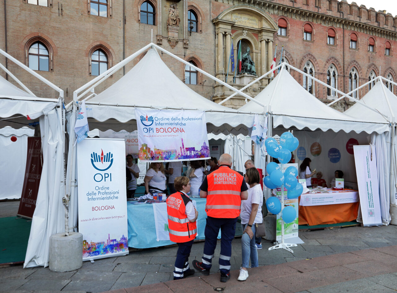 BOLOGNA, 24/05/2019. PIAZZA MAGGIORE. STRABOLOGNA. STAND OPI ORDINE PROFESSIONI INFERMIERISTICHE E STAND AZIENDA USL. FOTO PAOLO RIGHI