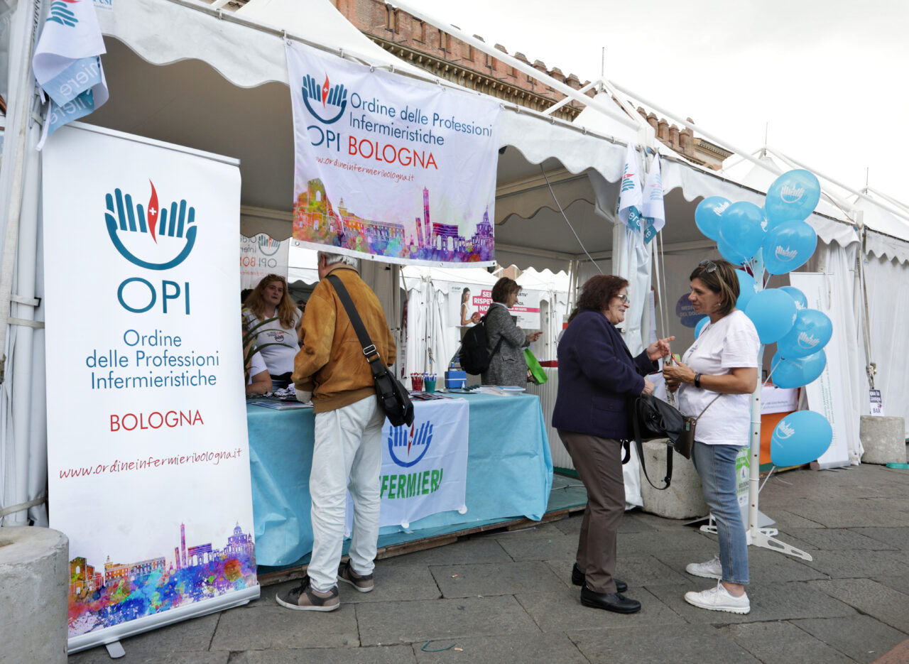 BOLOGNA, 24/05/2019. PIAZZA MAGGIORE. STRABOLOGNA. STAND OPI ORDINE PROFESSIONI INFERMIERISTICHE E STAND AZIENDA USL. FOTO PAOLO RIGHI