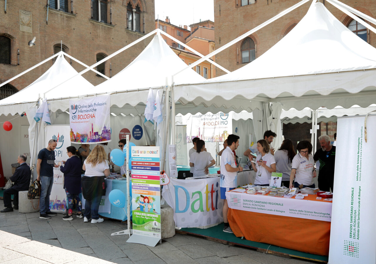 BOLOGNA, 24/05/2019. PIAZZA MAGGIORE. STRABOLOGNA. STAND OPI ORDINE PROFESSIONI INFERMIERISTICHE E STAND AZIENDA USL. FOTO PAOLO RIGHI