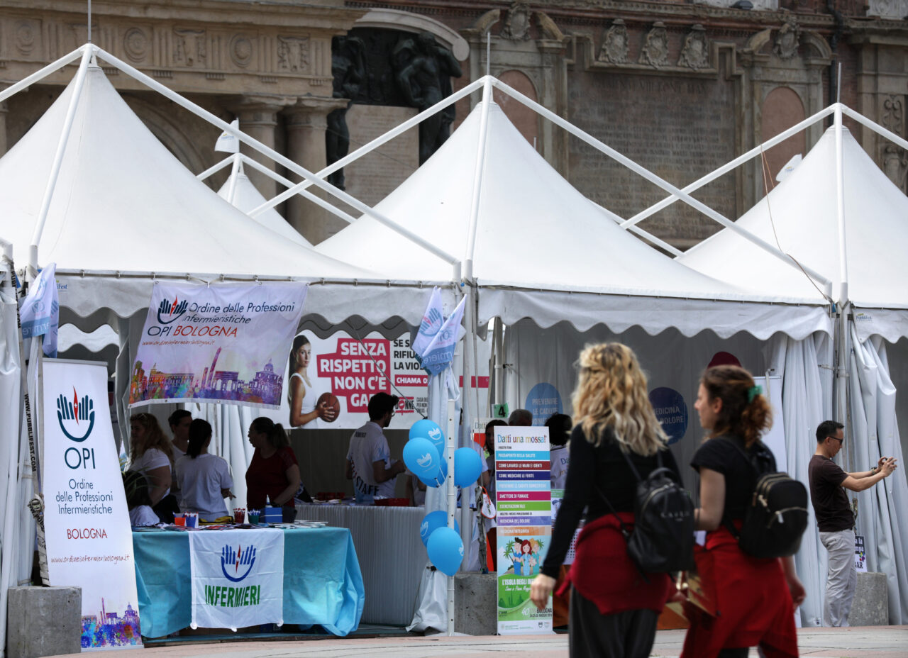 BOLOGNA, 24/05/2019. PIAZZA MAGGIORE. STRABOLOGNA. STAND OPI ORDINE PROFESSIONI INFERMIERISTICHE E STAND AZIENDA USL. FOTO PAOLO RIGHI