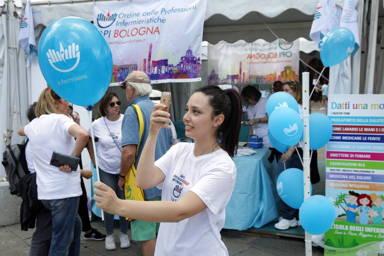 BOLOGNA, 24/05/2019. PIAZZA MAGGIORE. STRABOLOGNA. STAND OPI ORDINE PROFESSIONI INFERMIERISTICHE E STAND AZIENDA USL. FOTO PAOLO RIGHI