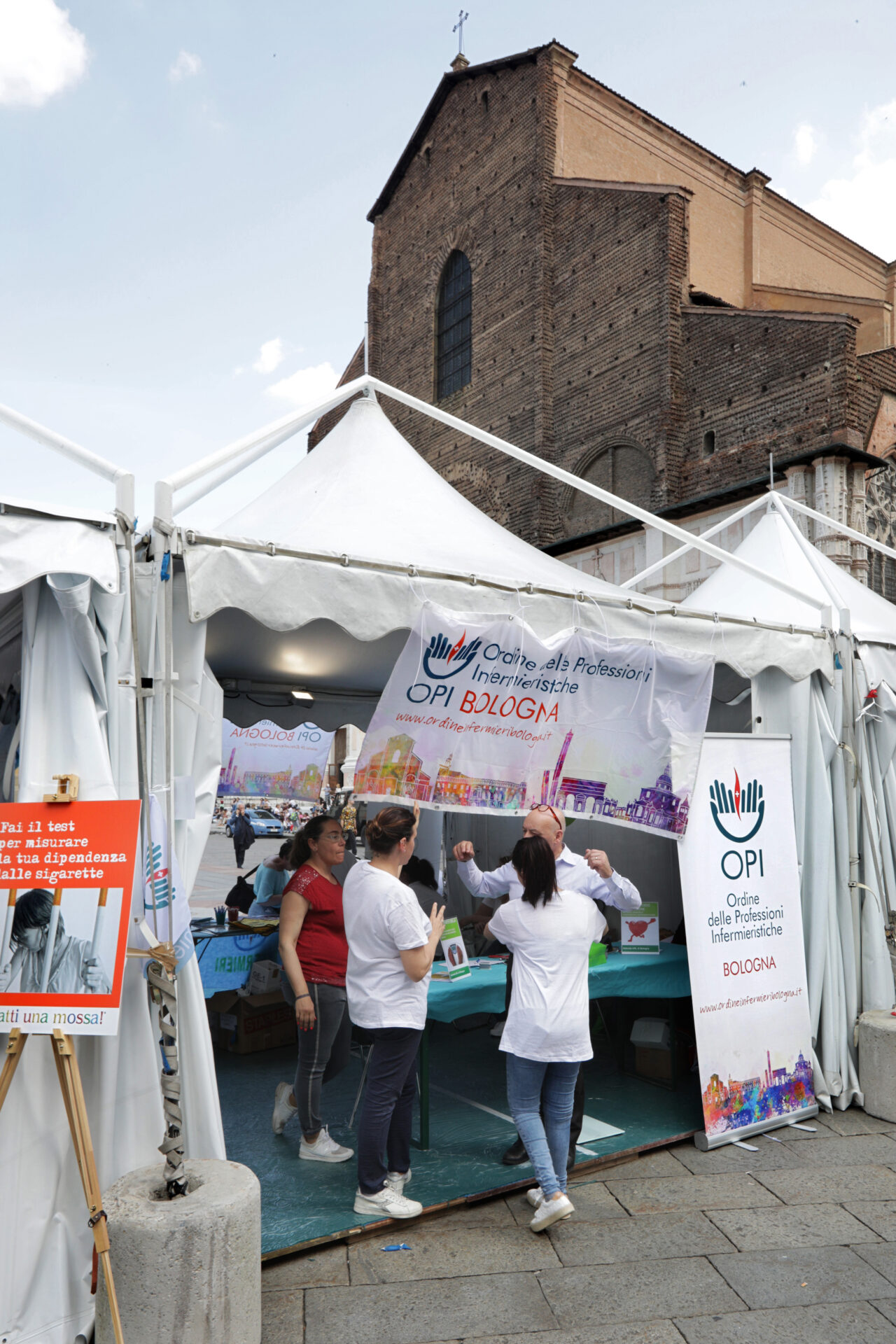 BOLOGNA, 24/05/2019. PIAZZA MAGGIORE. STRABOLOGNA. STAND OPI ORDINE PROFESSIONI INFERMIERISTICHE E STAND AZIENDA USL. FOTO PAOLO RIGHI