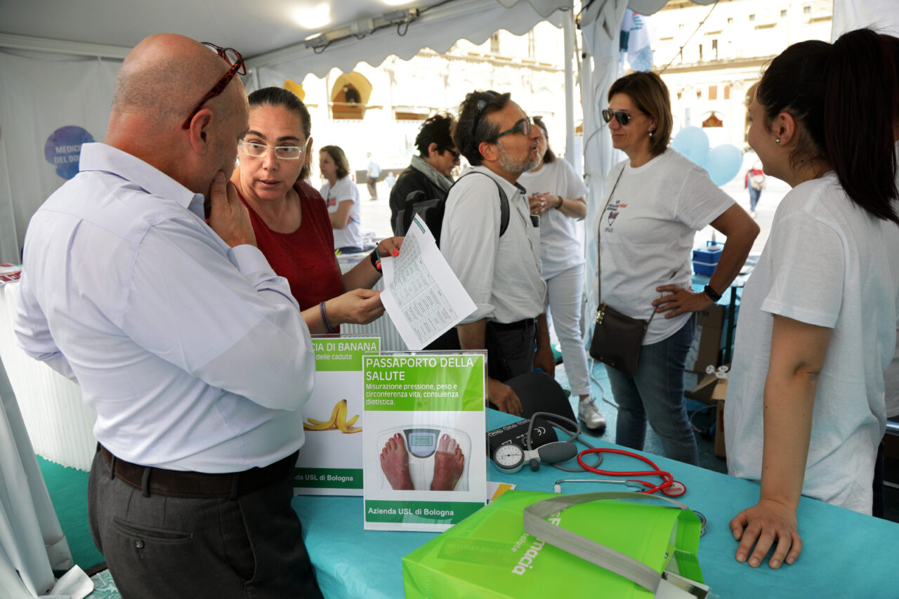 BOLOGNA, 24/05/2019. PIAZZA MAGGIORE. STRABOLOGNA. STAND OPI ORDINE PROFESSIONI INFERMIERISTICHE E STAND AZIENDA USL. FOTO PAOLO RIGHI