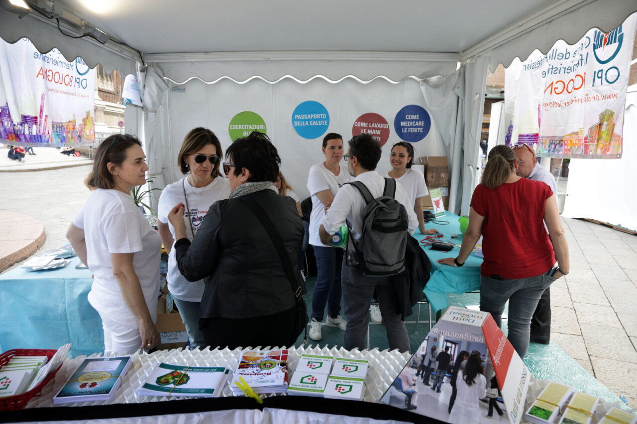 BOLOGNA, 24/05/2019. PIAZZA MAGGIORE. STRABOLOGNA. STAND OPI ORDINE PROFESSIONI INFERMIERISTICHE E STAND AZIENDA USL. FOTO PAOLO RIGHI