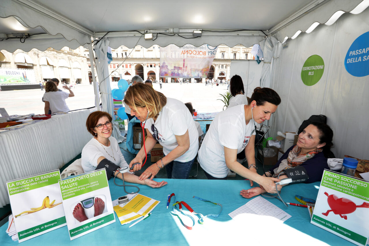 BOLOGNA, 24/05/2019. PIAZZA MAGGIORE. STRABOLOGNA. STAND OPI ORDINE PROFESSIONI INFERMIERISTICHE E STAND AZIENDA USL. FOTO PAOLO RIGHI