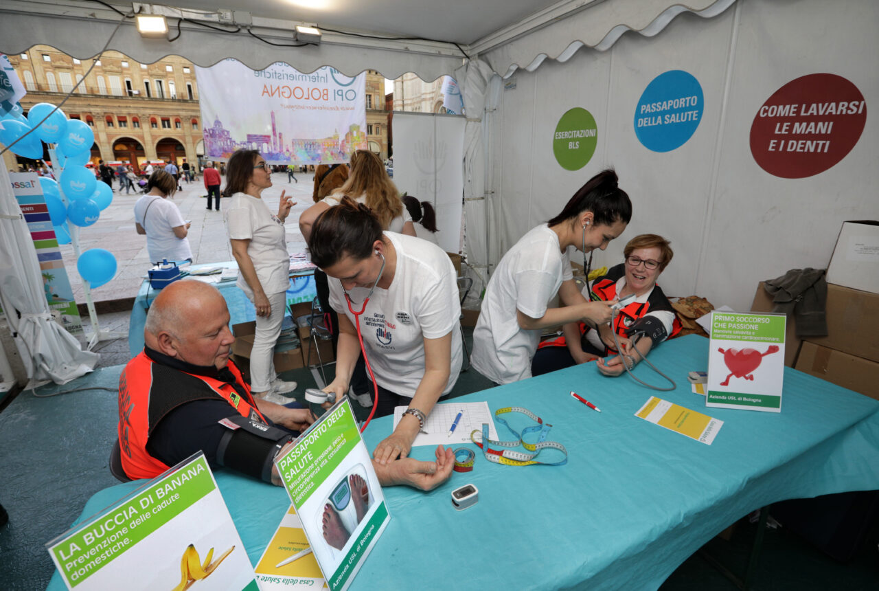 BOLOGNA, 24/05/2019. PIAZZA MAGGIORE. STRABOLOGNA. STAND OPI ORDINE PROFESSIONI INFERMIERISTICHE E STAND AZIENDA USL. FOTO PAOLO RIGHI