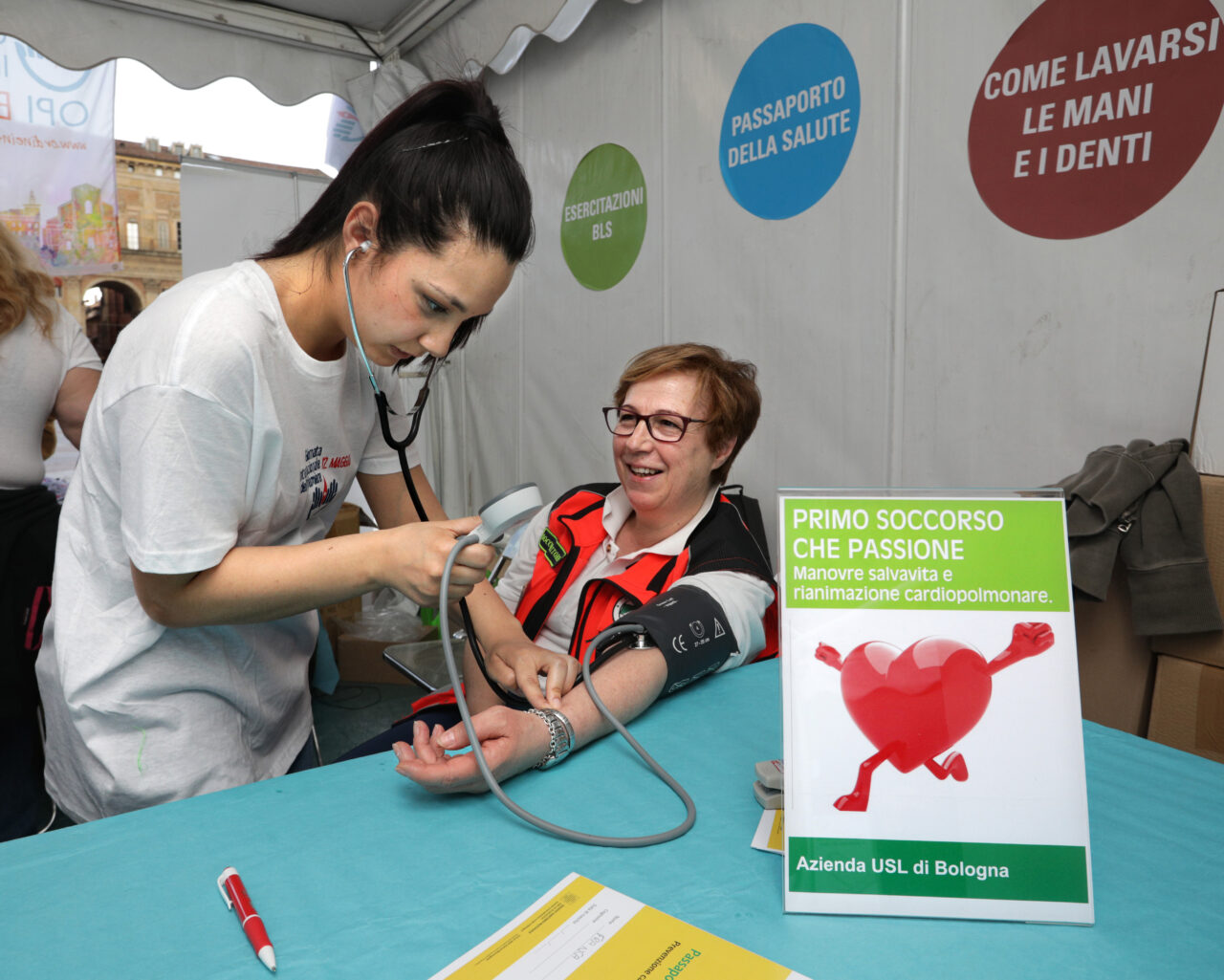 BOLOGNA, 24/05/2019. PIAZZA MAGGIORE. STRABOLOGNA. STAND OPI ORDINE PROFESSIONI INFERMIERISTICHE E STAND AZIENDA USL. FOTO PAOLO RIGHI