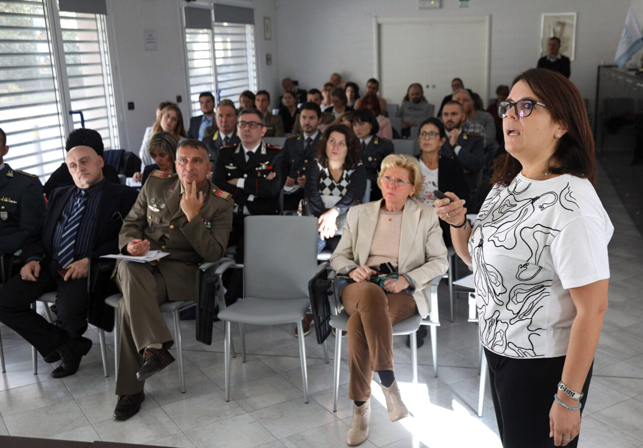 Bologna 18/10/2019. Aula Formazione OPI Bologna. Seminario LO STRESS E IL FENOMENO DEI SUICIDI NELLE FORZE ARMATE E DI POLIZIA, IL RUOLO DELL’INFERMIERE. Intervento multidisciplinare per un fenomeno complesso: il suicidio. Maria Pagano Sovraintendente Capo Infermiere – Servizio Sanitario Polizia di Stato. Foto Paolo Righi