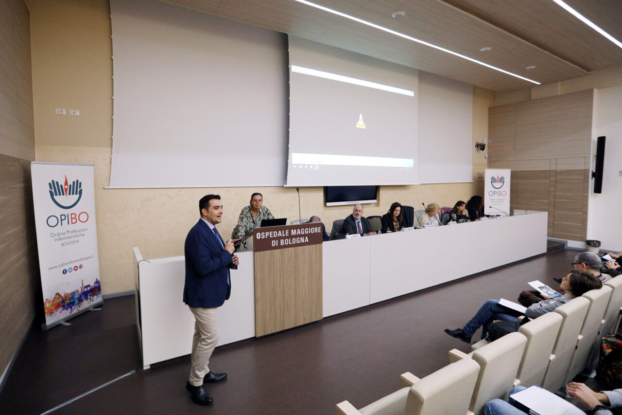 Bologna, 9/11/2019. Aula Magna dellOspedale Maggiore di Bologna. un seminario per conoscere il nuovo Codice Deontologico degli Infermieri. Tra i relatori Barbara Mangiacavalli (Presidente Nazionale FNOPI), Pio Lattarulo (esperto di etica e di bioetica), Sergio Fucci (Giudice, esperto di bioetica e responsabilità professionale), Silvia Marcadelli (RN, MSN, PhD), Rosaeugenia Pesci (Responsabile Attività didattiche professionalizzanti CdL in Infermieristica UNIBO). In apertura del seminario, la Prof.ssa Carla Faralli, Ordinario di Filosofia del Diritto dellUniversità di Bologna, presenterà il Corso di Alta Formazione in Comunicazione in sanità e Bioetica dellUniversità di Bologna. Fotografie di Paolo Righi