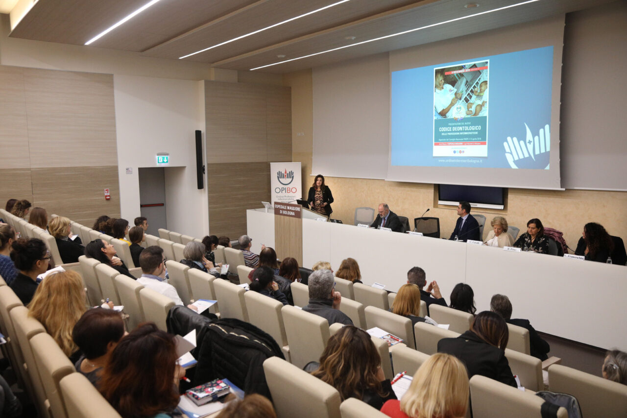 Bologna, 9/11/2019. Aula Magna dellOspedale Maggiore di Bologna. un seminario per conoscere il nuovo Codice Deontologico degli Infermieri. Tra i relatori Barbara Mangiacavalli (Presidente Nazionale FNOPI), Pio Lattarulo (esperto di etica e di bioetica), Sergio Fucci (Giudice, esperto di bioetica e responsabilità professionale), Silvia Marcadelli (RN, MSN, PhD), Rosaeugenia Pesci (Responsabile Attività didattiche professionalizzanti CdL in Infermieristica UNIBO). In apertura del seminario, la Prof.ssa Carla Faralli, Ordinario di Filosofia del Diritto dellUniversità di Bologna, presenterà il Corso di Alta Formazione in Comunicazione in sanità e Bioetica dellUniversità di Bologna. Fotografie di Paolo Righi