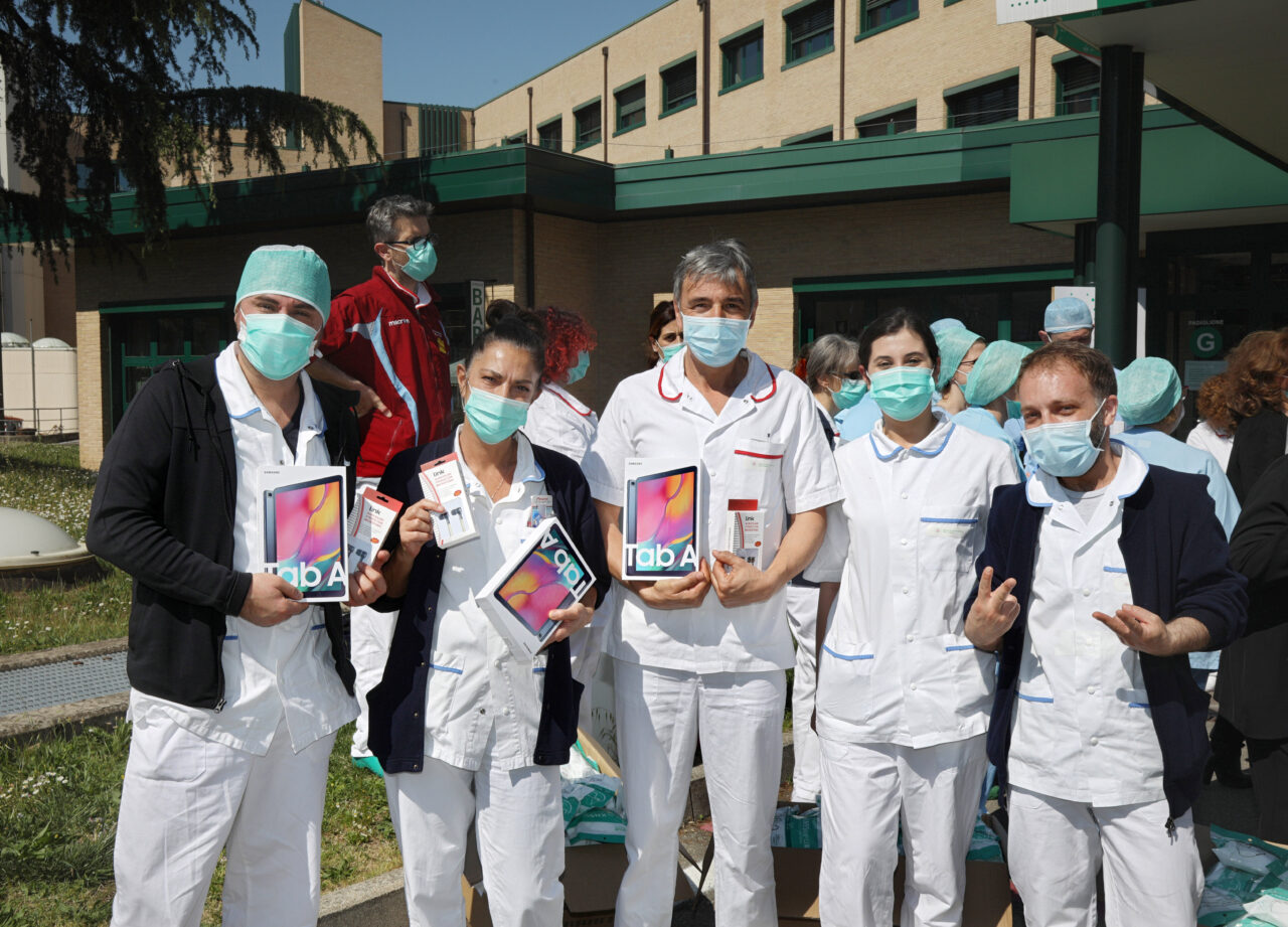 Bologna, 24/04/2020. COVID-19. Ospedale Bellaria. Pad.G. Ordine delle Professioni Infermieristiche Bologna rappresentato dal presidente Pietro Giurdanella e dei membri del Consiglio dona tablet e mascherine ai reparti COVID-19 alla presenza della Commissaria Straordinaria Chiara Gibertoni. Foto Paolo Righi