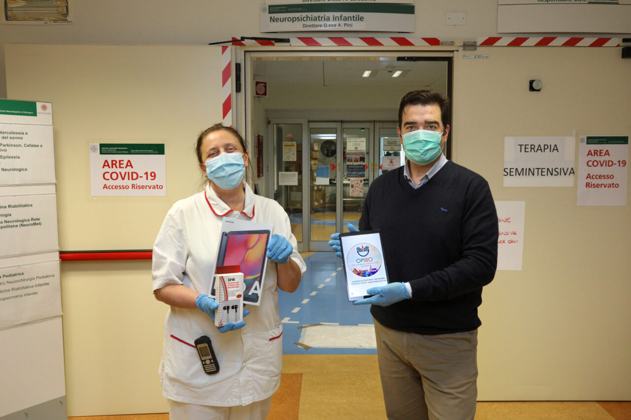 Bologna, 24/04/2020. COVID-19. Ospedale Bellaria. Pad.G. Ordine delle Professioni Infermieristiche Bologna rappresentato dal presidente Pietro Giurdanella e dei membri del Consiglio dona tablet e mascherine ai reparti COVID-19 alla presenza della Commissaria Straordinaria Chiara Gibertoni. Foto Paolo Righi