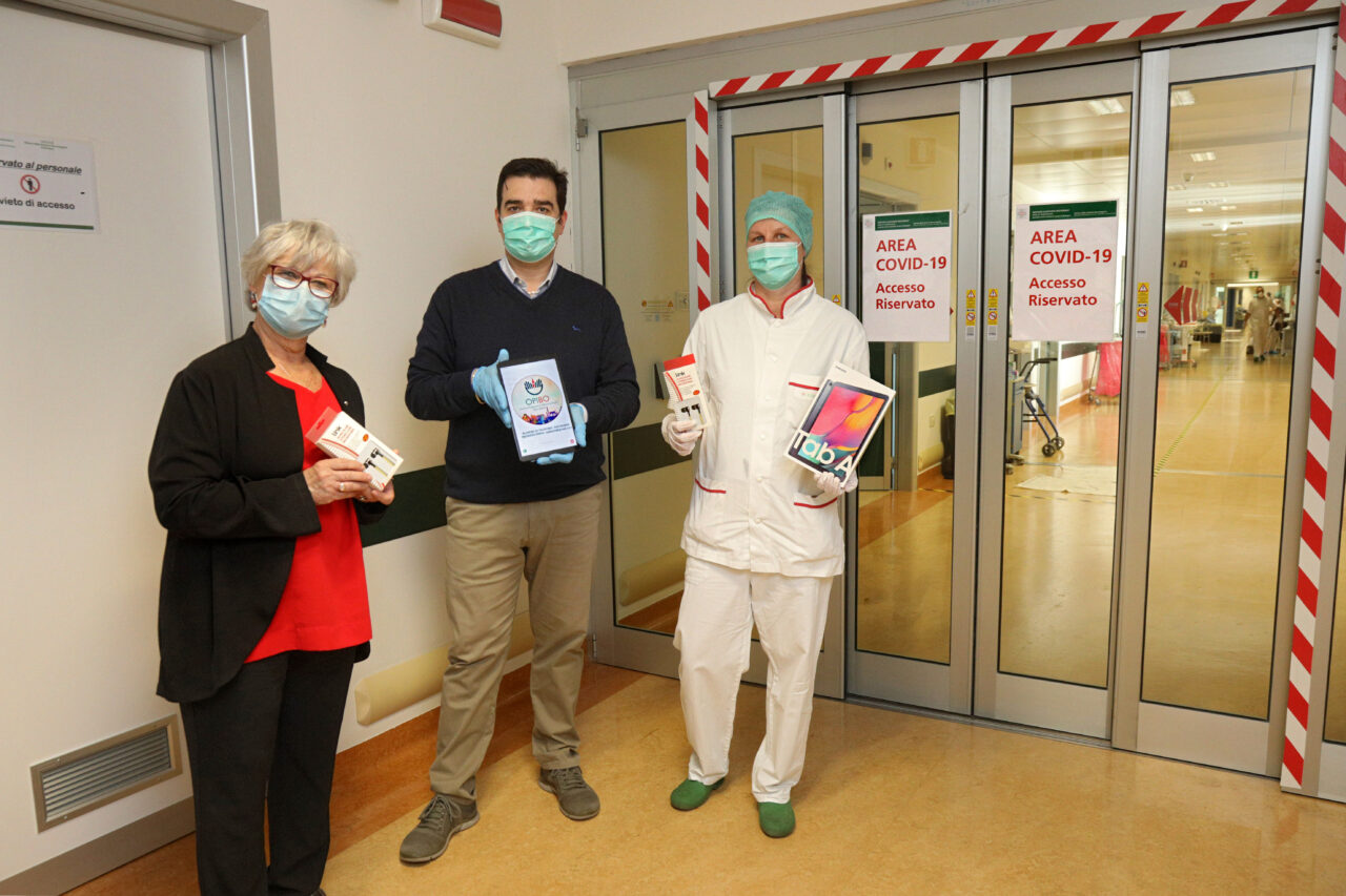 Bologna, 24/04/2020. COVID-19. Ospedale Bellaria. Pad.G. Ordine delle Professioni Infermieristiche Bologna rappresentato dal presidente Pietro Giurdanella e dei membri del Consiglio dona tablet e mascherine ai reparti COVID-19 alla presenza della Commissaria Straordinaria Chiara Gibertoni. Foto Paolo Righi