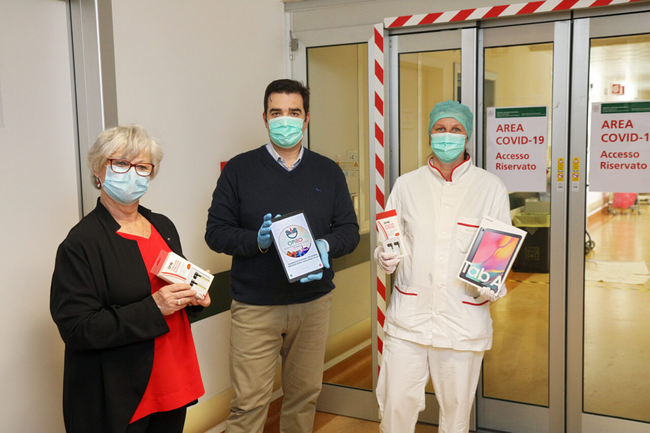 Bologna, 24/04/2020. COVID-19. Ospedale Bellaria. Pad.G. Ordine delle Professioni Infermieristiche Bologna rappresentato dal presidente Pietro Giurdanella e dei membri del Consiglio dona tablet e mascherine ai reparti COVID-19 alla presenza della Commissaria Straordinaria Chiara Gibertoni. Foto Paolo Righi