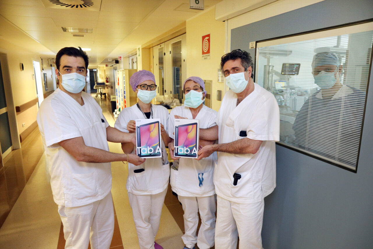 Bologna, 21/04/2020. COVID-19. Policlinico di Sant’Orsola. Pad.23. Ordine delle Professioni Infermieristiche Bologna rappresentato dal presidente Pietro Giurdanella dona tablet alla terapia intensiva. Foto Paolo Righi