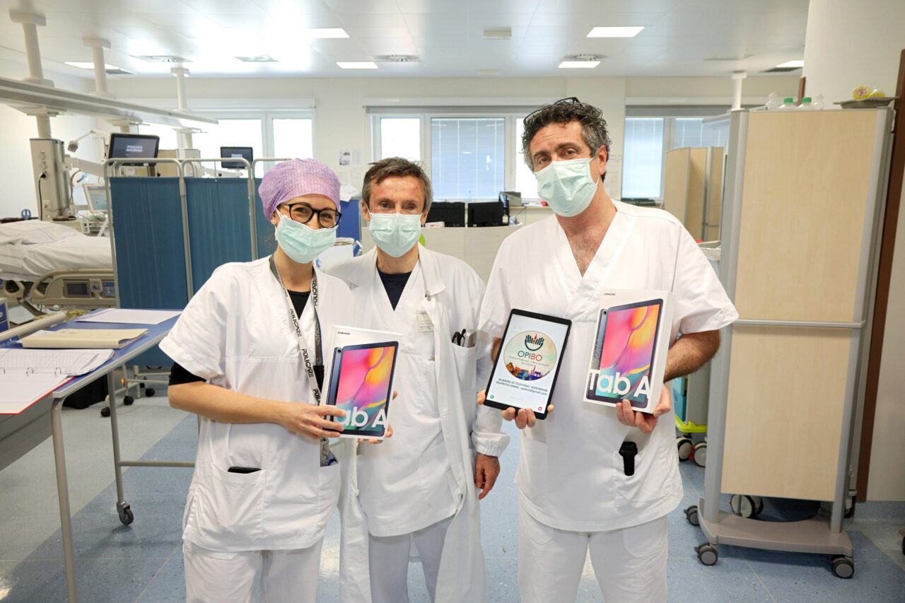 Bologna, 21/04/2020. COVID-19. Policlinico di Sant’Orsola. Pad.23. Ordine delle Professioni Infermieristiche Bologna rappresentato dal presidente Pietro Giurdanella dona tablet alla terapia intensiva. Foto Paolo Righi