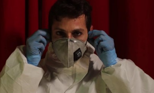 Gli “Artisti del terrore”: un gruppo di infermieri bolognesi, attraverso un monologo teatrale, rispondono ai complottisti