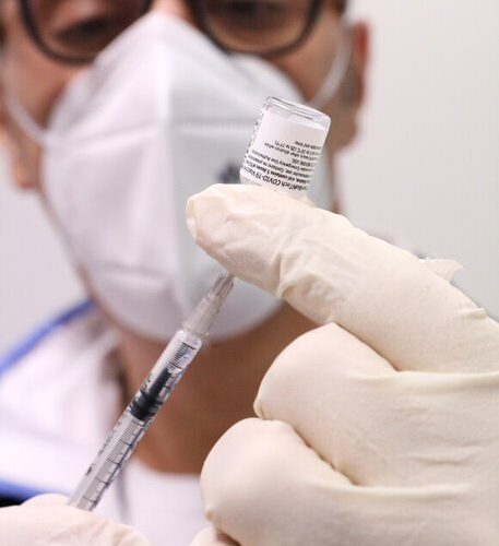 Prenotazione del vaccino anti-covid per gli infermieri della Ausl di Imola