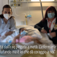 K., arrivata dall’Iraq piegata a metà. L’infermiera: “La stiamo aiutando ma è lei che dà coraggio a noi”