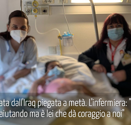 K., arrivata dall’Iraq piegata a metà. L’infermiera: “La stiamo aiutando ma è lei che dà coraggio a noi”