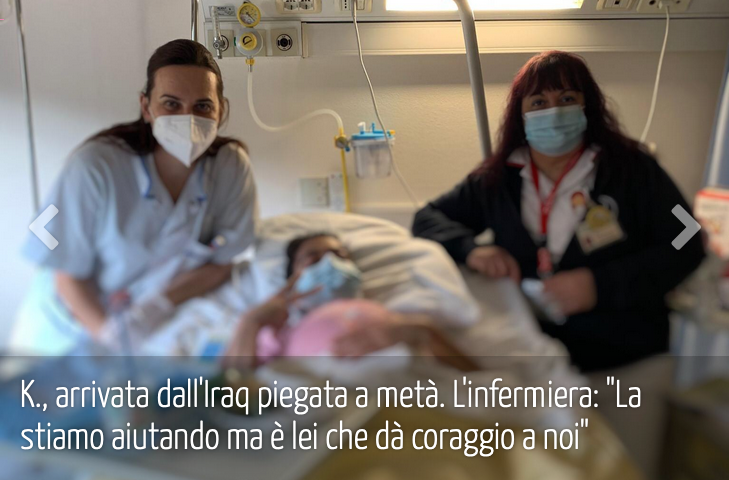 K., arrivata dall’Iraq piegata a metà. L’infermiera: “La stiamo aiutando ma è lei che dà coraggio a noi”