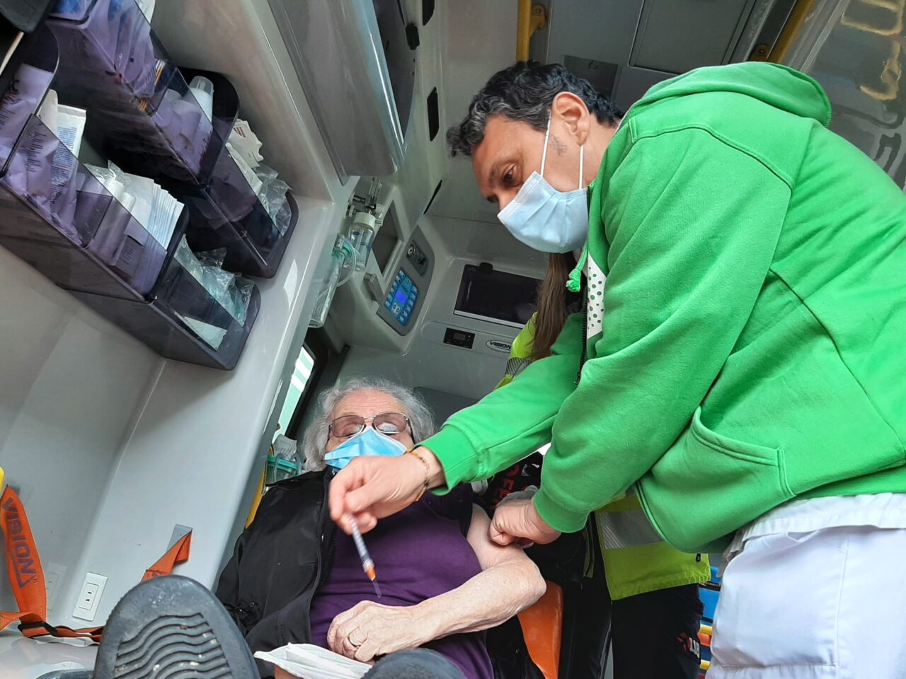 Da casa al ‘drive’ della Fiera di Bologna in ambulanza.