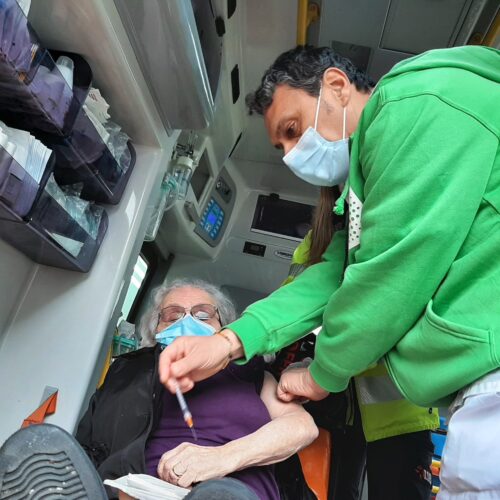 Da casa al ‘drive’ della Fiera di Bologna in ambulanza.