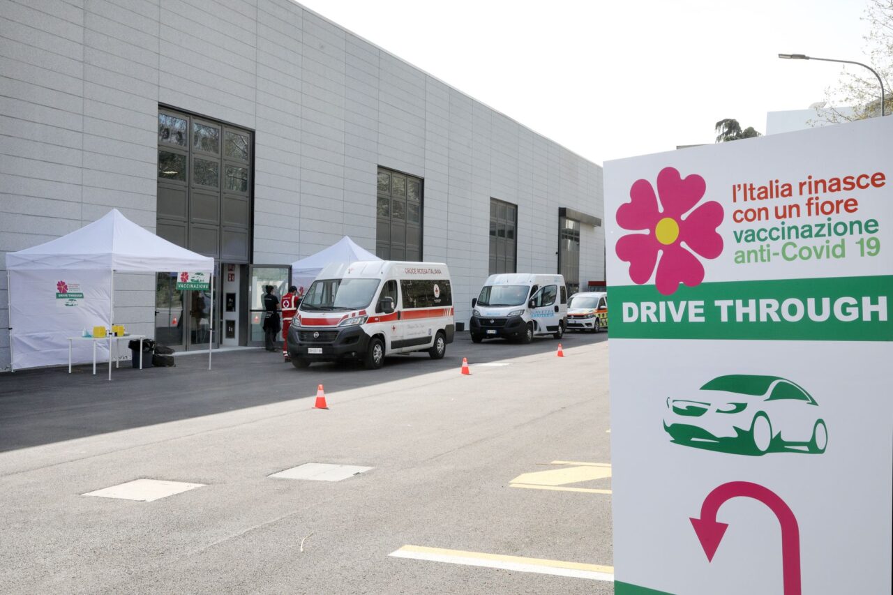 Vaccino in auto, a Bologna via alla sperimentazione