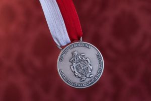 medaglia-al-merito-civico-giorgio-guazzaloca-comune-bologna-scaled-e1620820895423
