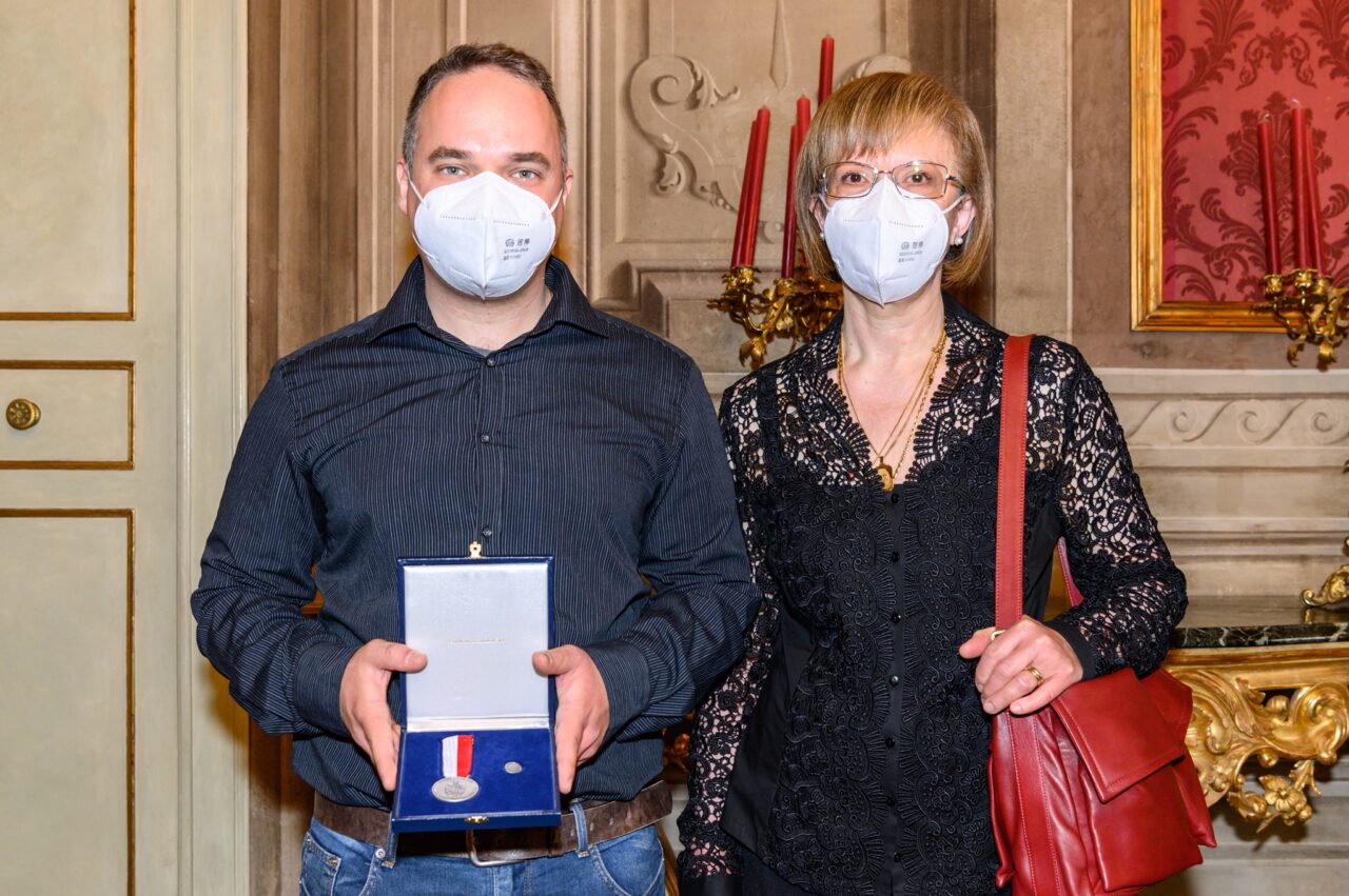 Ai famigliari dell’infermiere Sergio Bonazzi la medaglia al merito civico del Comune di Bologna