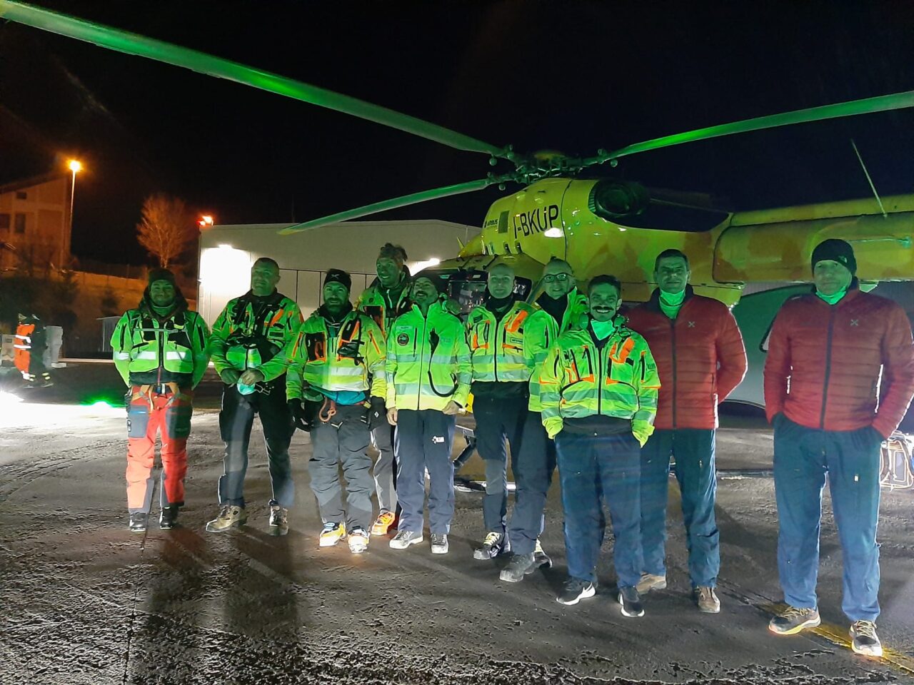 Simulato per la prima volta il trasporto di equipe del SAER (Soccorso Alpino Emilia Romagna) con l’elicottero della base 118 di Bologna, in caso di intervento notturno in montagna